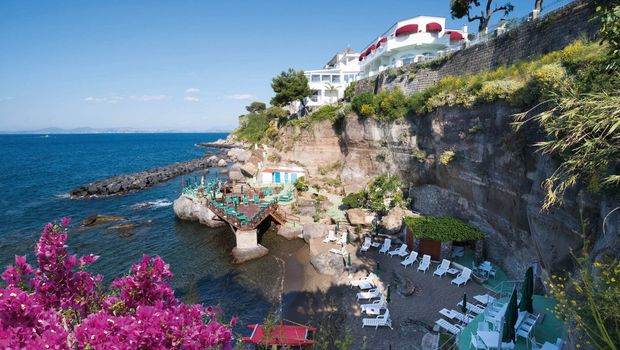 Aussicht von Hotel La Madonnina auf das Meer bei Ischia, Italien