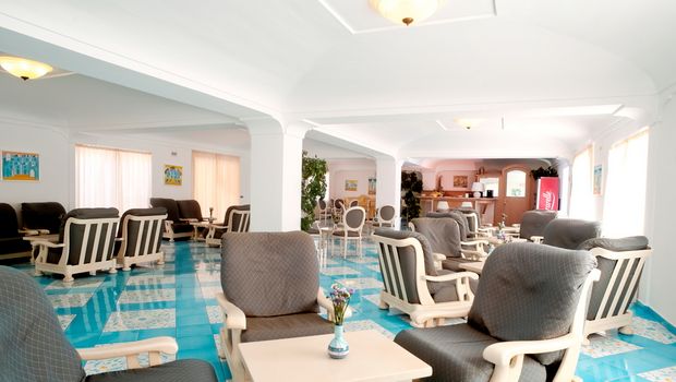 helle Lobby mit Bar im Hotel Parco Delle Agavi auf Ischia, Italien