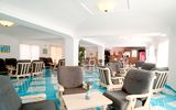helle Lobby mit Bar im Hotel Parco Delle Agavi auf Ischia, Italien