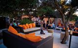 entspannt Sitzen an der Bar vom Grand Hotel Porto Cervo auf Sardinien in Italien