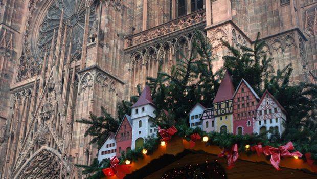 Weihnachtlich geschmückte Kathedrale von Strasbourg