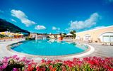 Blick auf Außenpool von Hotel Parco Delle Agavi auf Ischia, Italien