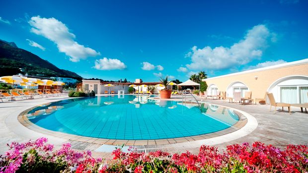 Blick auf Außenpool von Hotel Parco Delle Agavi auf Ischia, Italien