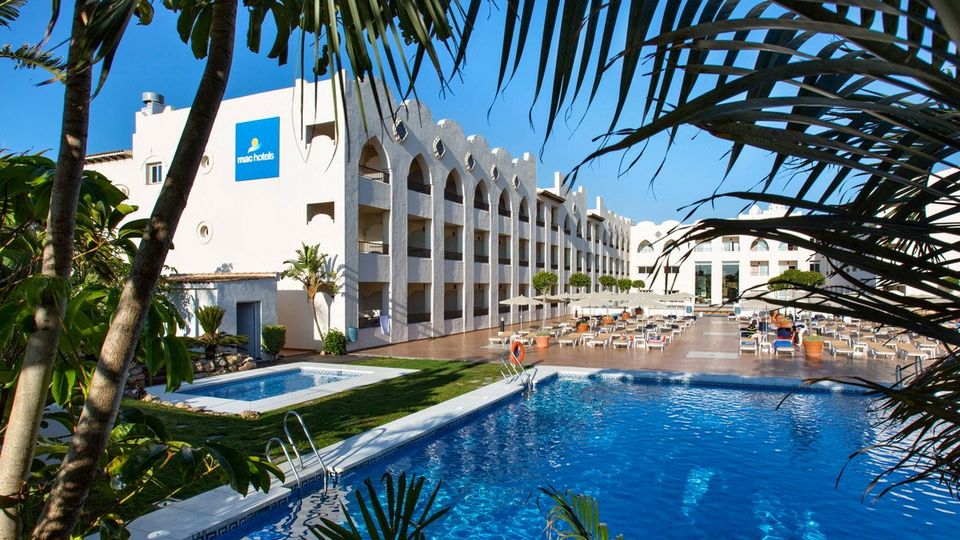 Außenansicht samt Pool Hotel MAC Puerto Marina