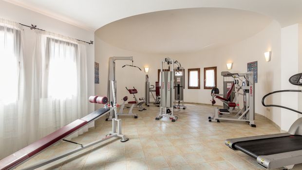 sportliche Aktivitäten im Sportraum vom Hotel Mon Repos in Sardinien, Italien