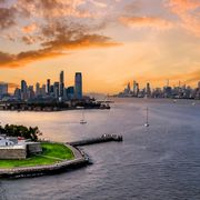 Freiheitsstatue bei Sonnenuntergang ©Larry Gibson - adobe stock Freiheitsstatue bei Sonnenuntergang