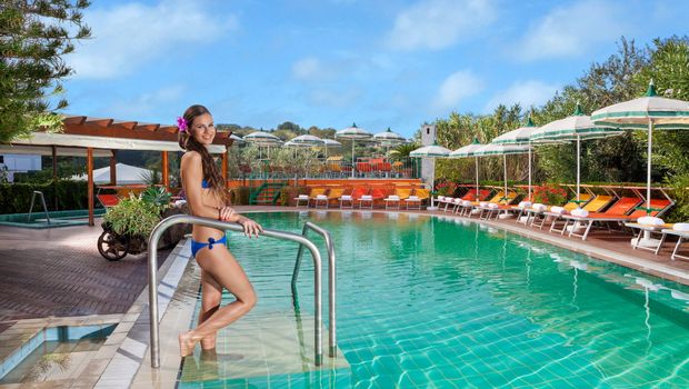 großer Pool mit Sonnenliegen im Hotel Terme la Pergola auf Ischia, Italien