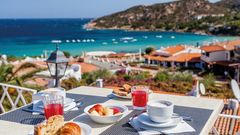 entspanntes Frühstück mit Aussicht auf das blaue Meer bei Hotel Mon Repos auf Sardinien, Italien