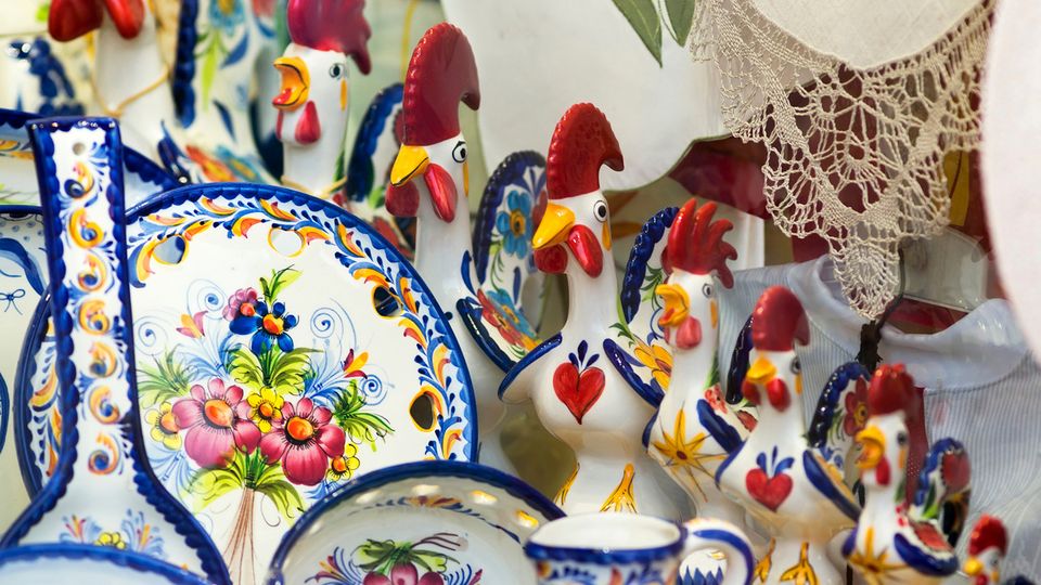 Portugiesische Porzellan Hähne und Teller