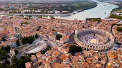 Arles, Blick über die Dächer auf das Amphitheater und die Rhône