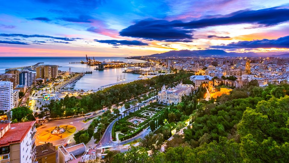 Blick auf das abendliche Malaga