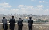 Orthodoxe Juden blicken vom Ölberg auf Jerusalem