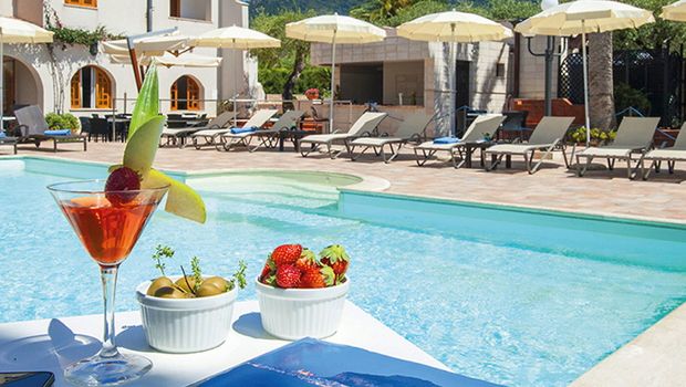 Cocktail und Sonne genießen am Pool im Hotel Baia del Capitano auf Sizilien in Italien