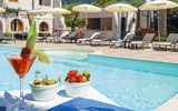 Cocktail und Sonne genießen am Pool im Hotel Baia del Capitano auf Sizilien in Italien