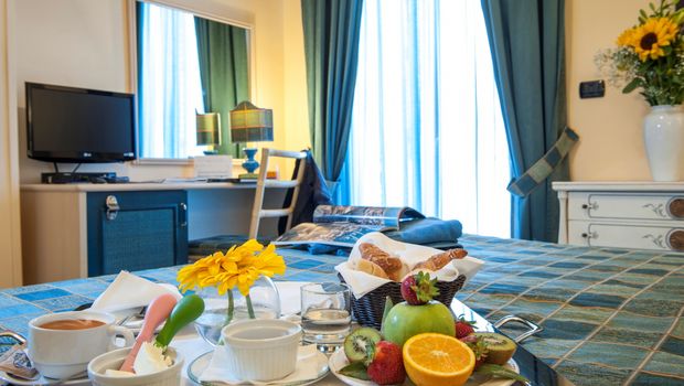 gesundes Frühstück im Zimmer im Hotel Baia del Capitano auf Sizilien in Italien