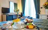 gesundes Frühstück im Zimmer im Hotel Baia del Capitano auf Sizilien in Italien