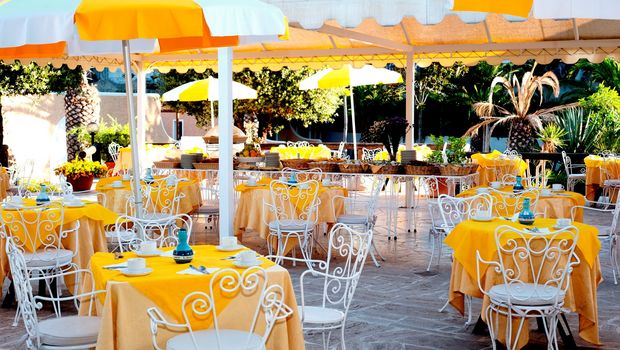 Buffet an frischer Luft im Hotel Parco Delle Agavi auf Ischia, Italien