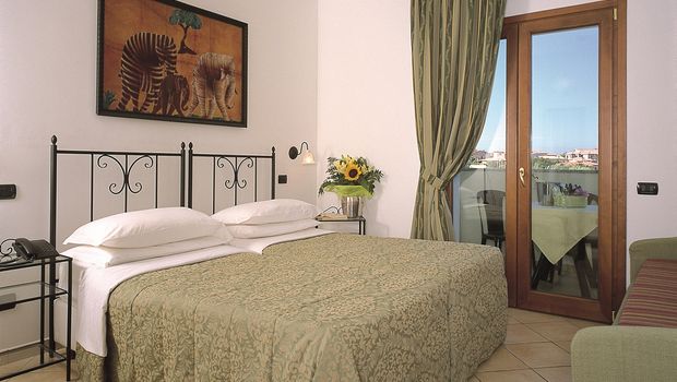Zimmerbeispiel im Blu Hotel Morisco in Sardinien, Italien