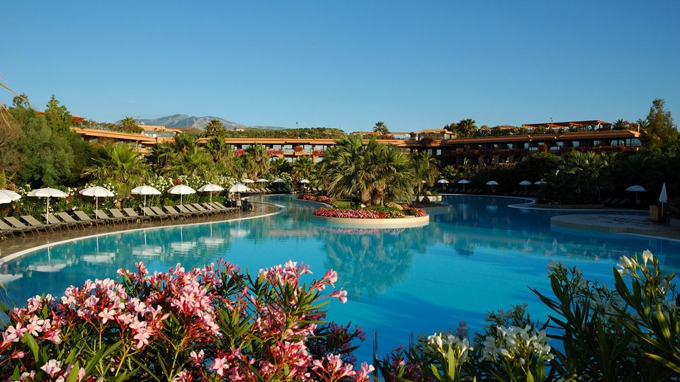 großer Pool mit mediterraner Begrünung im Acacia Resort auf Sizilien in Italien