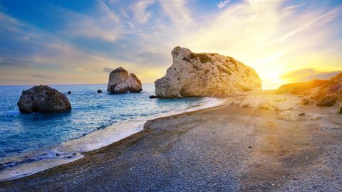 Aphrodites Strand und Felsen im Sonnenuntergang