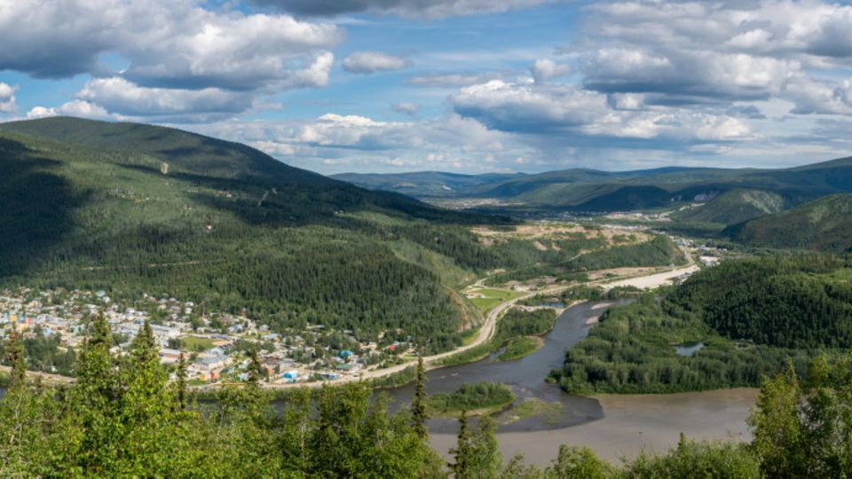 Blick vom Top of the World Highway auf Dawson City
