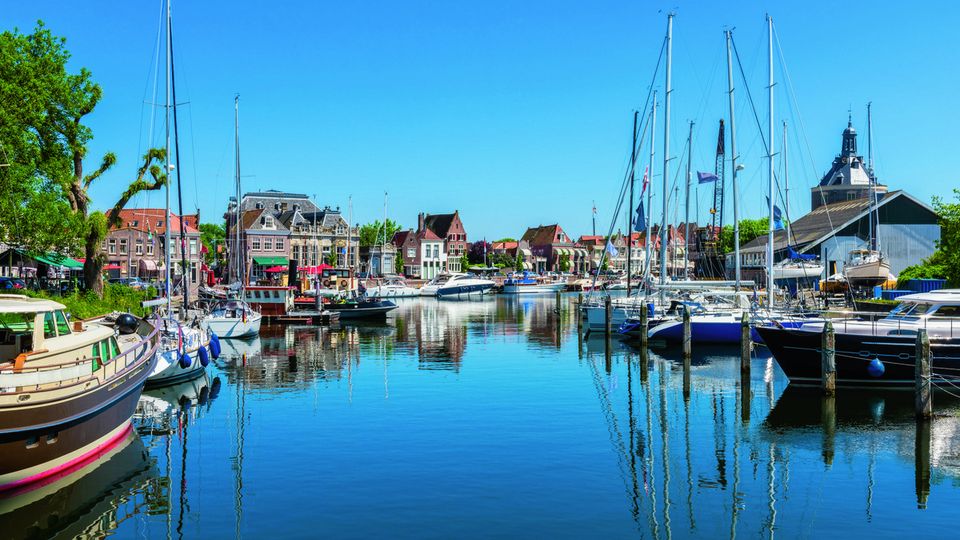 Marina in Canal in Enkhuizen bei Hoorn