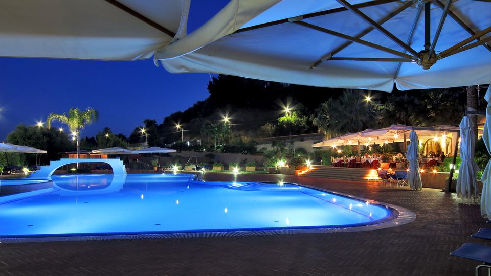 beleuchteter Pool bei Nacht im Hotel Aktea auf Lipari in Italien