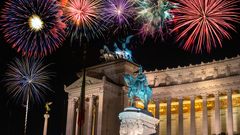 Feuerwerk über dem Nationaldenkmal Vittoriano in Rom