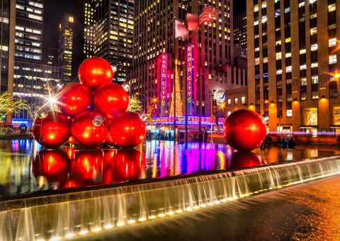 Große rote Weihnachtskugeln in New York