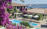 Blumen rund um den Pool im Hotel Palau auf Sardinien in Italien