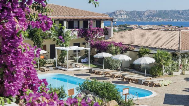 Blumen rund um den Pool im Hotel Palau auf Sardinien in Italien