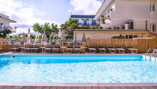 Pool mit Liegen am Hotel Isabella auf Sorrent in Italien