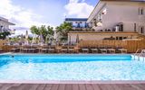Pool mit Liegen am Hotel Isabella auf Sorrent in Italien