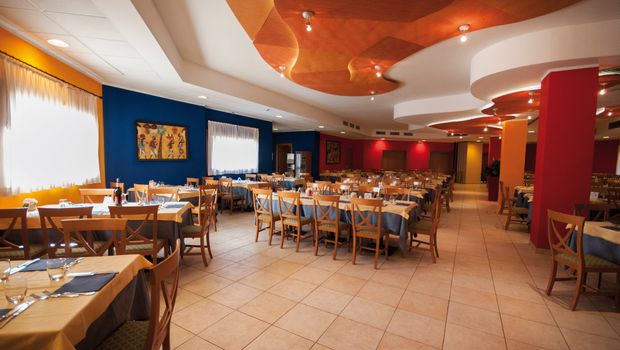 großes Restaurant im Blu Hotel Morisco in Sardinien, Italien