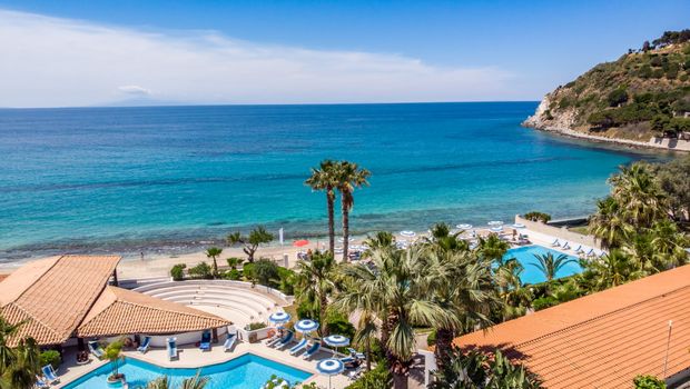 Blick aufs Meer_c_villaggiobaiadercole.it