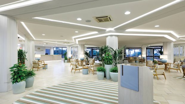 moderne helle Lounge im Hotel Grand Palladium auf Sizilien in Italien