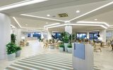 moderne helle Lounge im Hotel Grand Palladium auf Sizilien in Italien