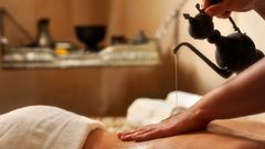 Wohltuende Ölmassage in stilvoller Spa-Atmosphäre – für entspannte Momente und ganzheitliches Wohlbefinden im Urlaub.