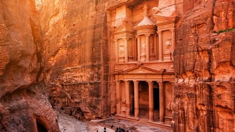 aus dem Fels geschlagenes Mausoleum Khazneh al-Firaun in Petra, Jordanien