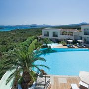 weiter Ausblick über das Hotel Petra Bianca auf Sardinien in Italien