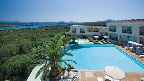 weiter Ausblick über das Hotel Petra Bianca auf Sardinien in Italien