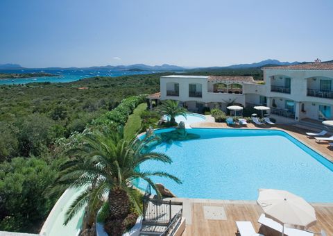 weiter Ausblick über das Hotel Petra Bianca auf Sardinien in Italien