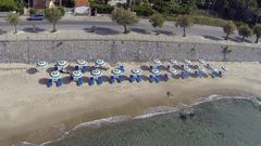 Baden und Liegen am Sandstrand am Hotel Tourist auf Sizilien in Italien