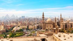 Panorama von Kairo mit Pyramiden