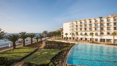 Außenansicht mit Pool und Strand