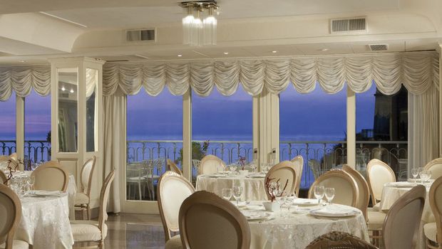 elegantes Restaurant mit Meerblick im Hotel Corallo bei Sorrent in Italien