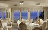 elegantes Restaurant mit Meerblick im Hotel Corallo bei Sorrent in Italien