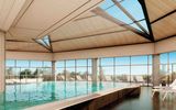 moderner Spa-Bereich mit Pool im Hotel Grand Palladium auf Sizilien in Italien