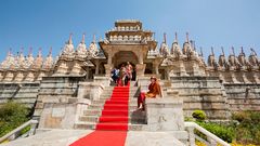 Ranakpur Tempel mit rotem Teppich