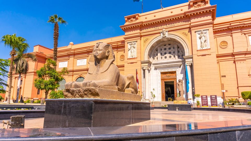 Ägyptisches Museum in Kairo mit einer Sphinx vor dem Eingang
